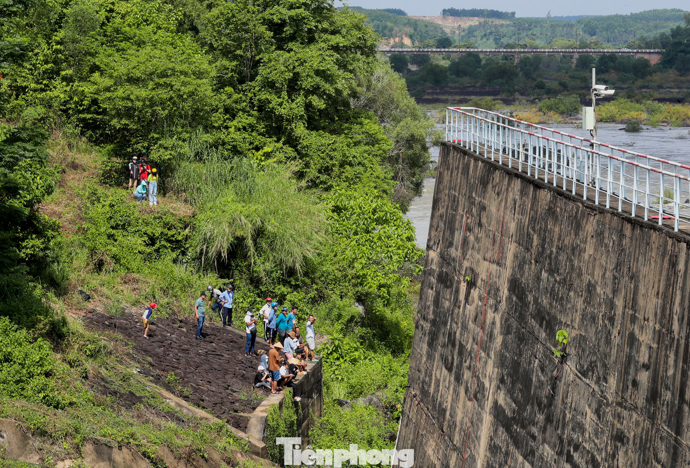 Hàng chục người dân hiếu kỳ tới xem xả điều tiết lũ.