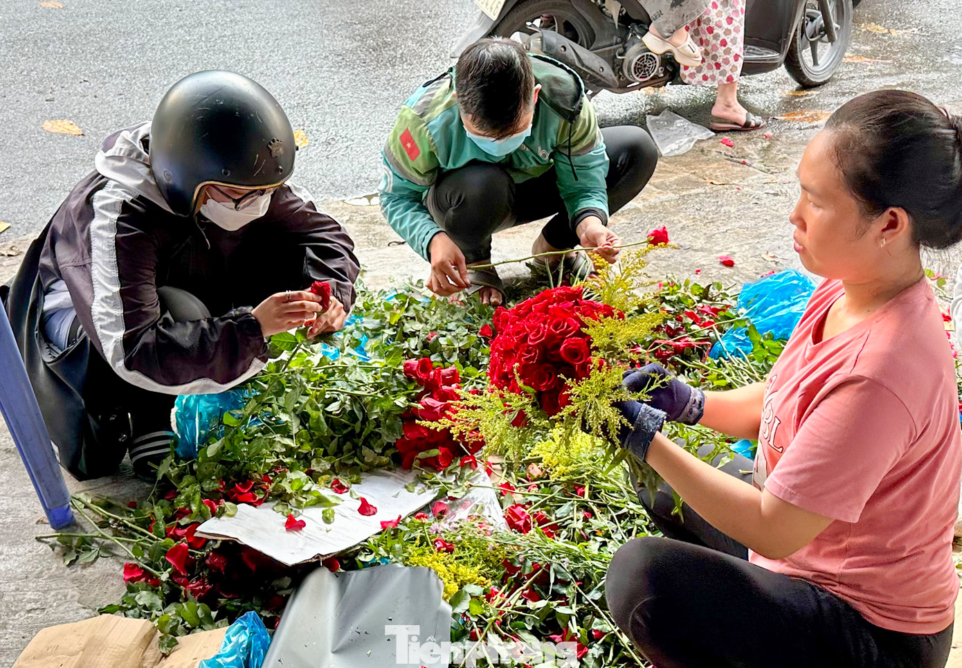 Một số bạn nam cũng dành thời gian khá lâu để chọn kỹ từng bông hoa để gửi tặng người yêu của mình.