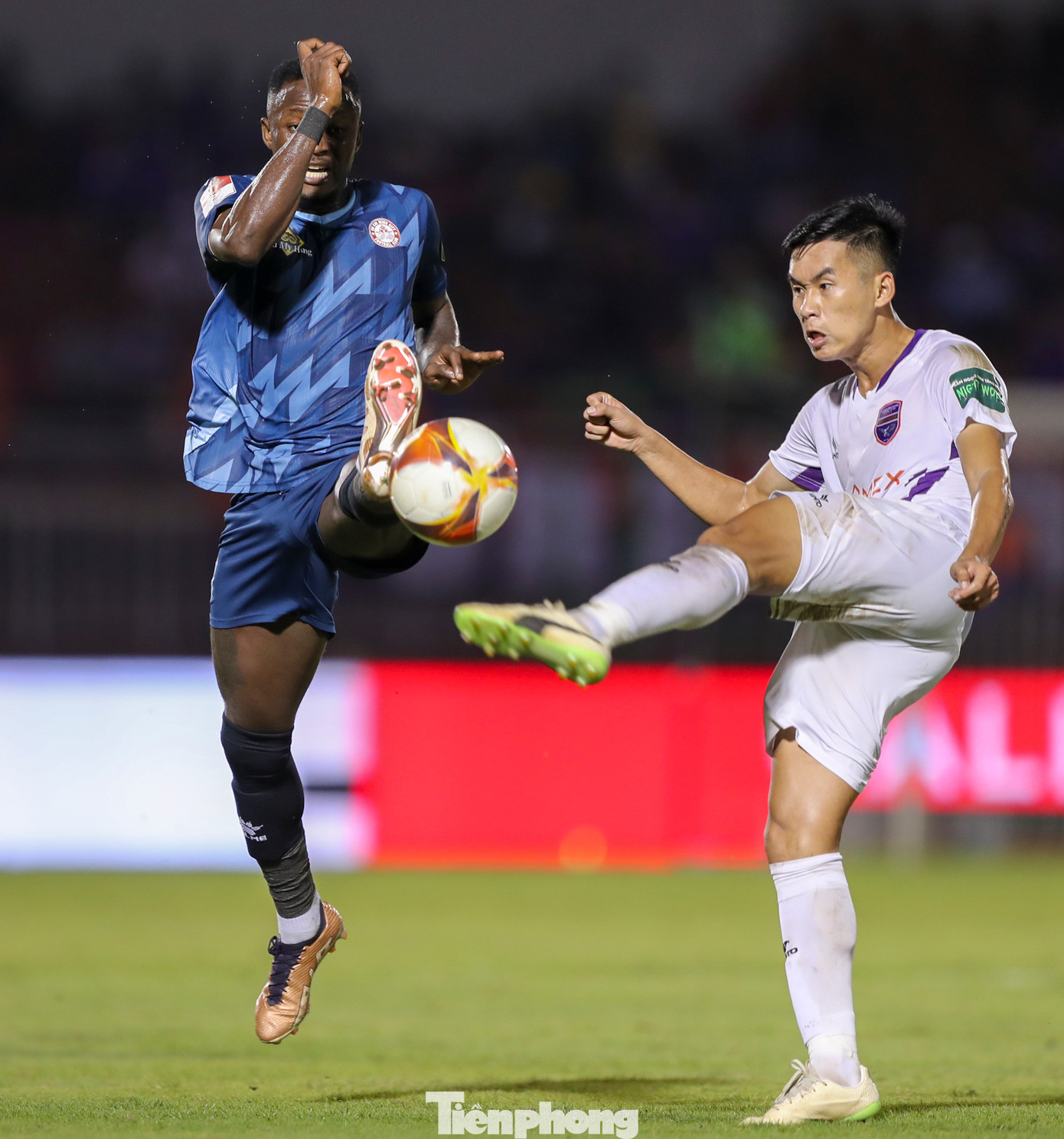 Trở lại với trận đấu, hai đội chơi một trận đấu khá tẻ nhạt khi phần lớn bóng được luân chuyển xung quanh phần sân nhà của mỗi đội mỗi khi các cầu thủ có bóng. Trở lại với trận đấu, hai đội chơi một trận đấu khá tẻ nhạt khi phần lớn bóng được luân chuyển xung quanh phần sân nhà của mỗi đội mỗi khi các cầu thủ có bóng.