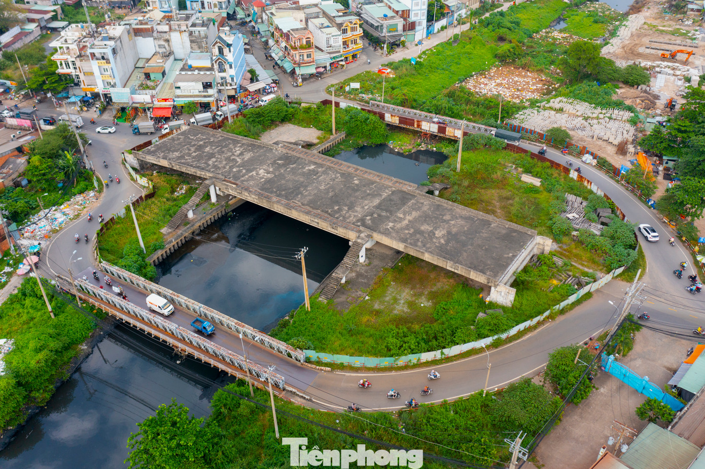 Dự án xây dựng cầu Tân Kỳ Tân Quý (quận Bình Tân, TPHCM) khởi công vào đầu năm 2018 với vốn đầu tư ban đầu là 312 tỷ đồng. Đến cuối năm 2018, cầu Tân Kỳ Tân Quý đã xong 70% khối lượng nhưng do chưa hoàn tất bồi thường giải phóng mặt bằng nên phải ngưng thi công đến nay và bị đội vốn lên 668 tỷ đồng.