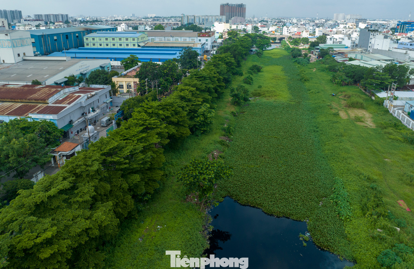 Từ năm 2001, giai đoạn 1 của dự án cải tạo con kênh này đã diễn ra với việc giải phóng mặt bằng, nạo vét, đắp bờ đất hai bên, xây dựng cửa xả thoát nước. Sau đó, dự án bị đình trệ cho đến tận tháng 2 năm nay mới có thể tiếp tục, điều này làm cho nhiều đoạn lòng kênh bị lục bình phủ kín, bờ bao um tùm cỏ dài, rác thải ứ đọng, gây ô nhiễm và cản trở tàu thuyền chạy qua.