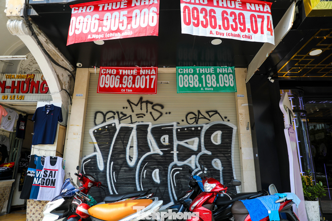 Lý giải xu hướng suy giảm nhu cầu thuê mặt bằng nhà phố trung tâm thành phố, các chuyên gia kinh tế cho rằng, tình hình kinh doanh hiện đang khó khăn hơn trước đây, người dân có xu hướng "thắt lưng buộc bụng", kiểm soát chi tiêu gắt gao hơn.