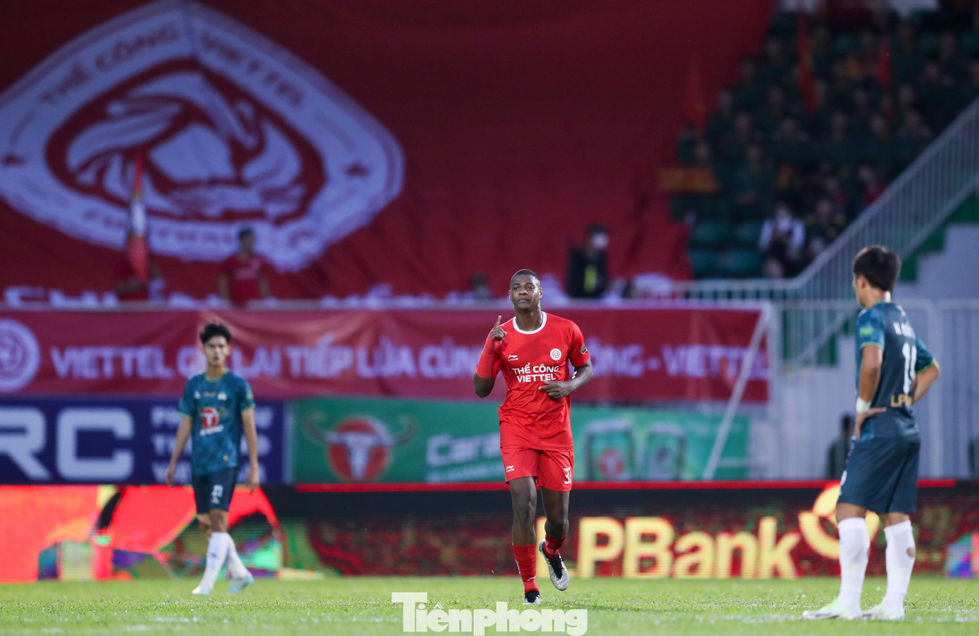 Tiền đạo Bruno tiếp tục cho thấy được sự nguy hiểm của mình khi là tác giả của bàn gỡ hoà cho Thể Công Viettel cũng như liên tiếp có các pha dứt điểm nguy hiểm về phía khung thành HAGL.