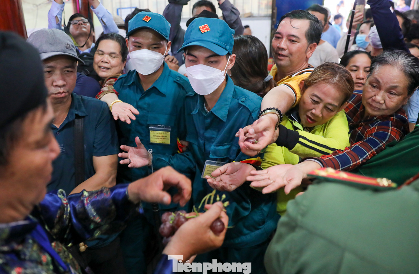 Lực lượng an ninh phải nhanh chóng điều tiết để tránh xảy ra tình trạng mất trật tự trong lăng.