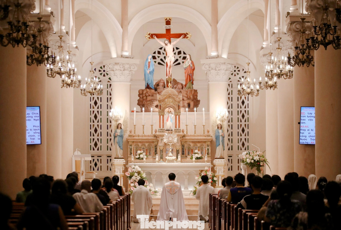 Gian chính của nhà thờ được trang trí vô cùng lộng lẫy, hai bên là hai hàng trụ được thiết kế theo phong cách Gothic.