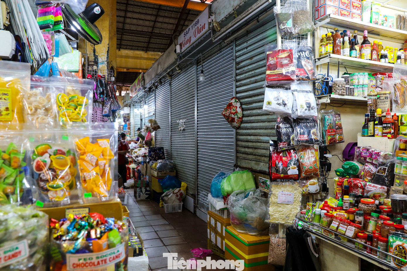 Một số gian hàng trong chợ đã trả mặt bằng để ngừng hoạt động.