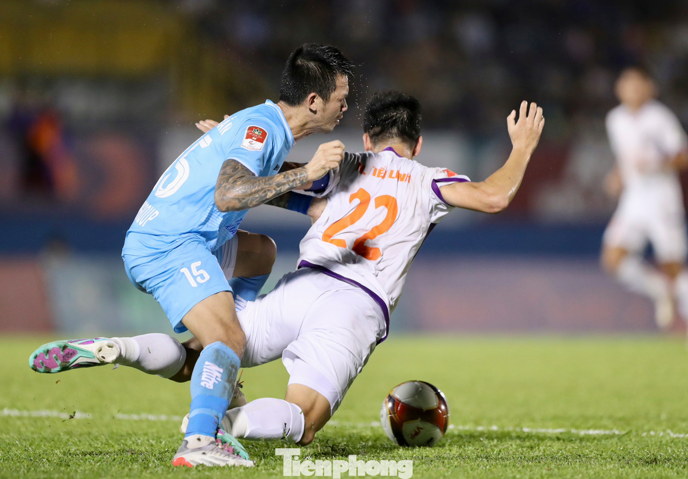 Biết được sự nguy hiểm của Tiến Linh, hàng thủ Nam Định liên tục vây hãm và sẵn sàng áp sát nhanh mỗi khi tiền đạo số 22 có bóng. Biết được sự nguy hiểm của Tiến Linh, hàng thủ Nam Định liên tục vây hãm và sẵn sàng áp sát nhanh mỗi khi tiền đạo số 22 có bóng.