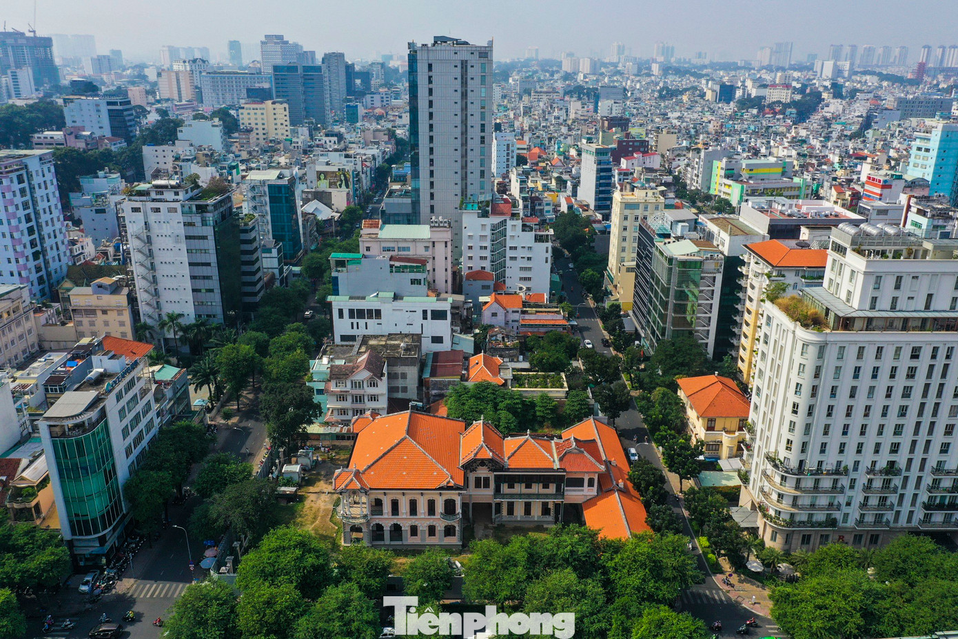 Căn biệt thự cổ ở địa chỉ số 110 - 112 Võ Văn Tần (quận 3, TPHCM) diện tích gần 3.000 m2 của bà Trương Mỹ Lan, có 3 mặt tiền là đường Võ Văn Tần - Bà Huyện Thanh Quan - Nguyễn Thị Diệu.