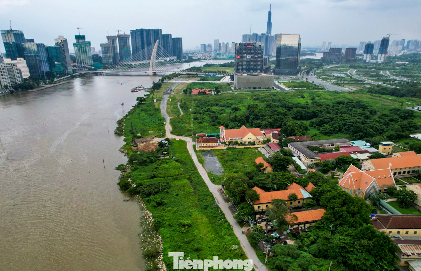 Lãnh đạo UBND TPHCM vừa có kết luận, thống nhất chủ trương thực hiện theo đề xuất của Sở Quy hoạch - Kiến trúc TPHCM về thiết kế cải tạo không gian bờ sông Sài Gòn phía Thủ Thiêm, đoạn từ chân cầu Ba Son tới nóc hầm Thủ Thiêm (TP Thủ Đức).
