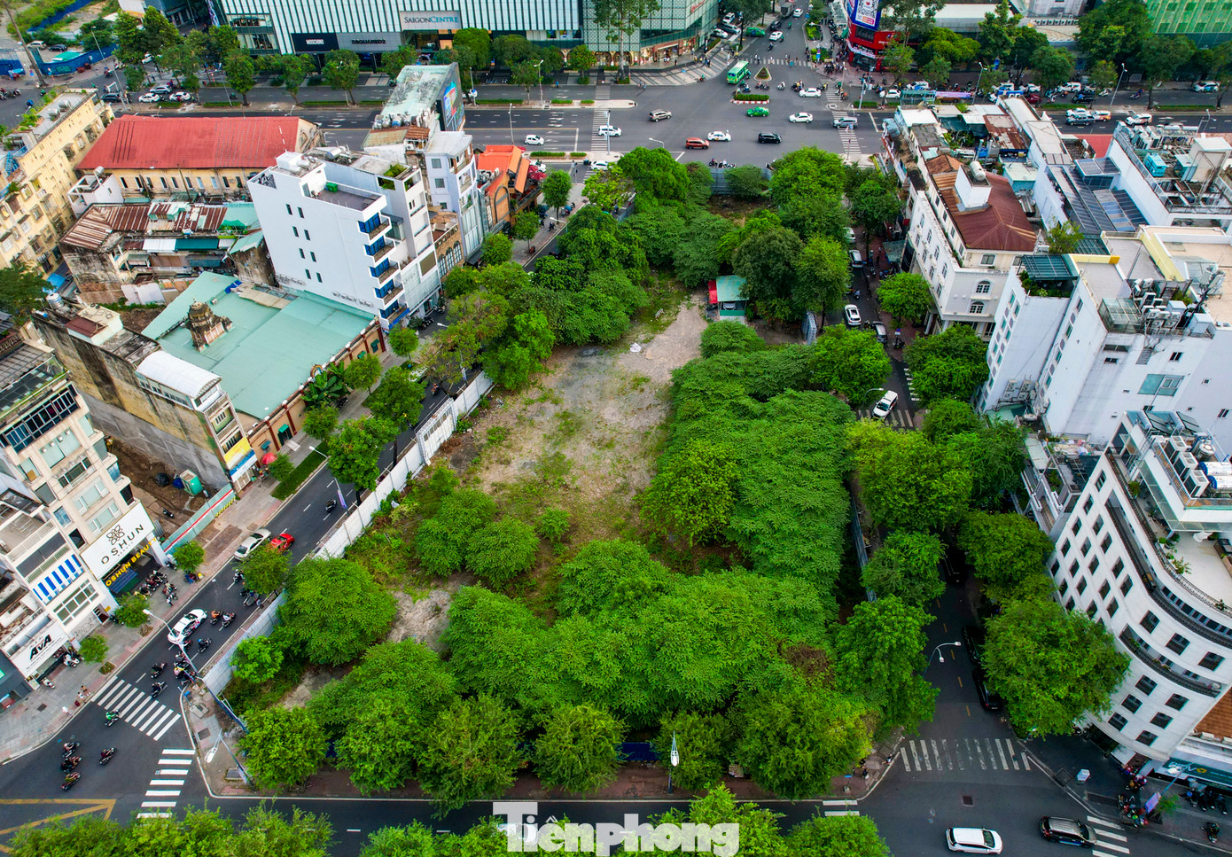 Khu &quot;đất vàng&quot; hơn 3.700 m2 nằm trên con phố có 4 mặt tiền đường giữa trung tâm Sài Gòn là Lê Thánh Tôn - Nam Kỳ Khởi Nghĩa - Lê Lợi - Nguyễn Trung Trực trước đây là Trung tâm Thương mại quốc tế ITC - từng bị cháy năm 2002.