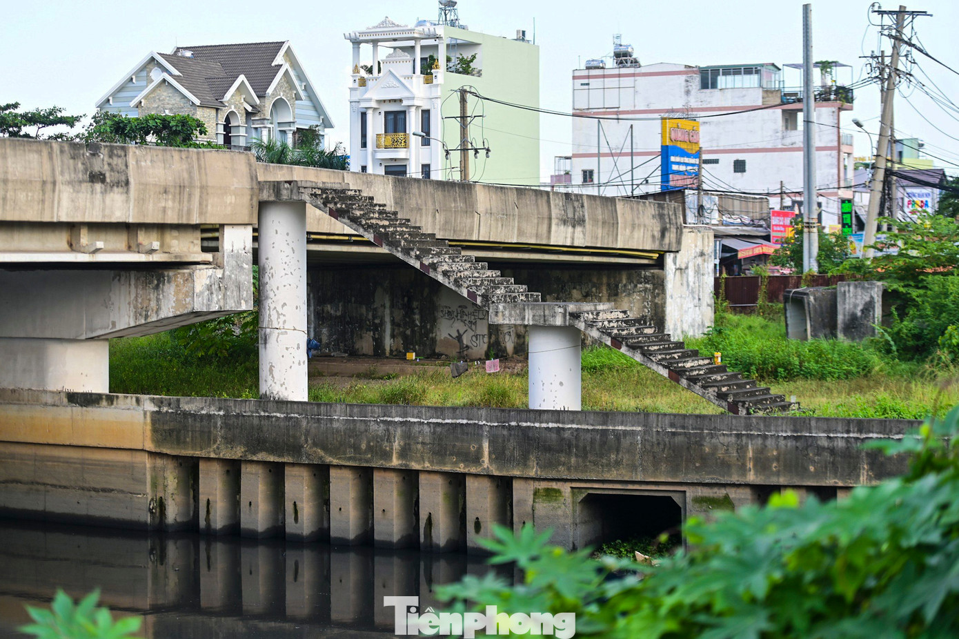 Phần dẫn lên cầu vẫn chưa được hoàn thiện, còn trơ các phần khung thép, nhiều hạng mục bỏ không lâu ngày đã có dấu hiệu xuống cấp.