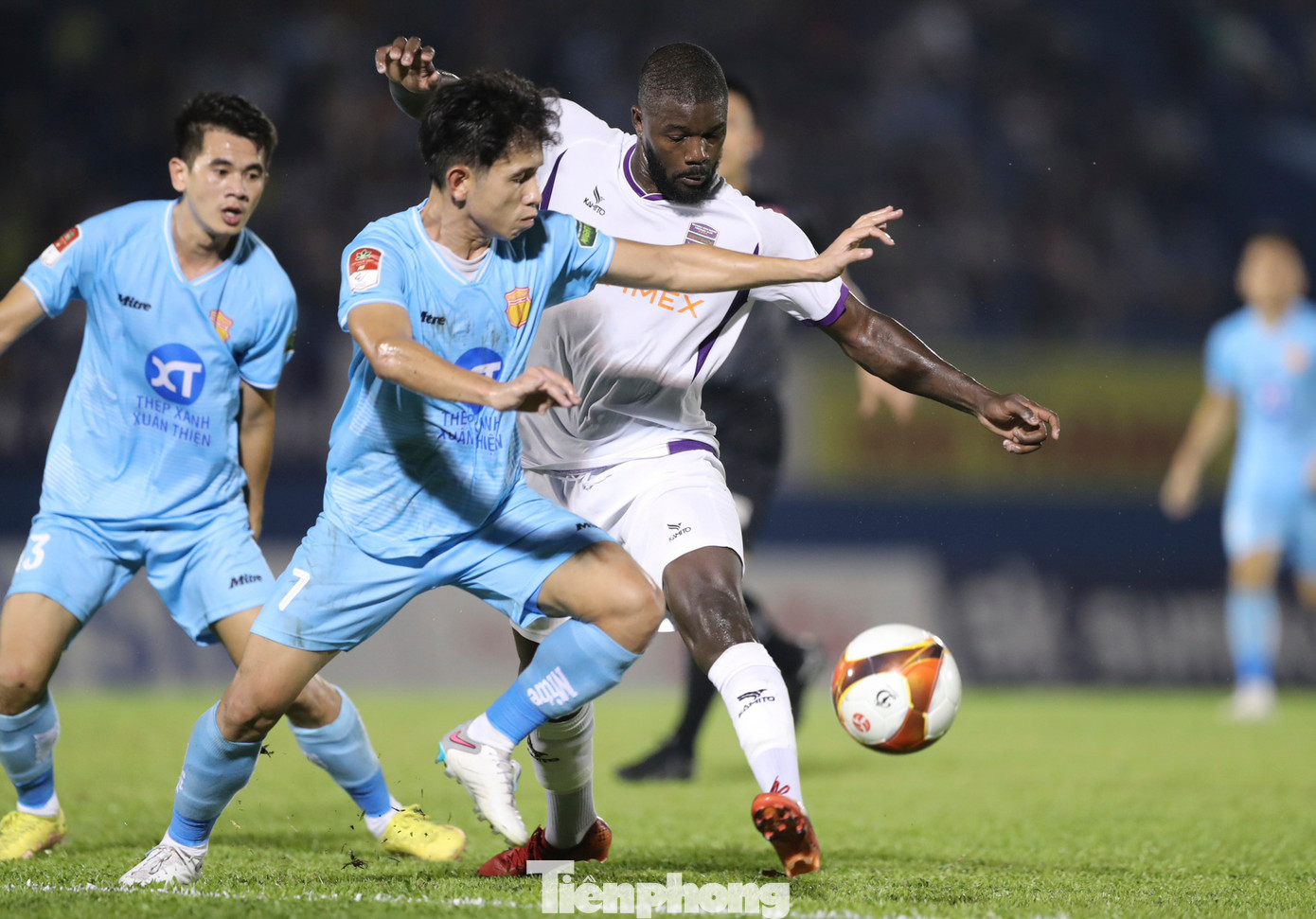 CLB Nam Định chủ động đẩy cao đội hình để tìm kiếm bàn gỡ hoà nhưng đành bất lực trước hàng thủ kỷ luật của Bình Dương. CLB Nam Định chủ động đẩy cao đội hình để tìm kiếm bàn gỡ hoà nhưng đành bất lực trước hàng thủ kỷ luật của Bình Dương.