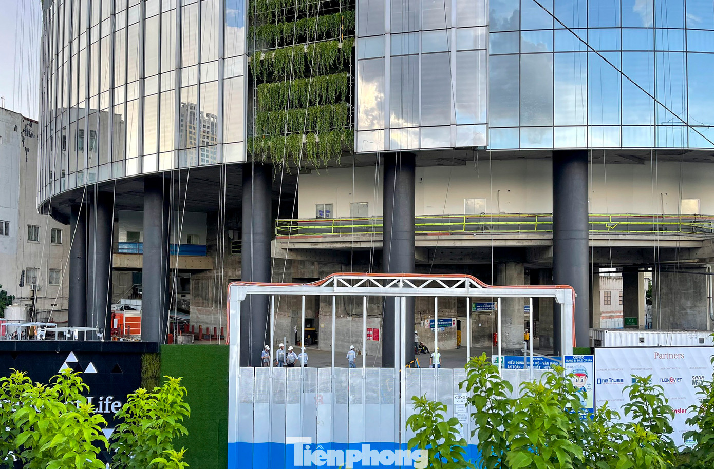 Thế nhưng, dự án khởi công xây dựng từ năm 2007 thì đến năm 2011 dừng thi công cho đến nay, khi đang trong giai đoạn hoàn thiện. Nguyên nhân được cho là thiếu vốn.