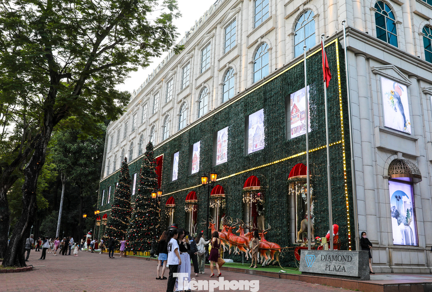 Trước thềm Giáng sinh, nhiều nơi ở TPHCM nhộn nhịp không khí lễ hội. Trung tâm thương mại Diamond Plaza (đường Lê Duẩn, phường Bến Nghé, Quận 1) là một trong những địa điểm trang trí sớm nhất với khung cảnh được thiết kế độc đáo, thu hút đông đảo người dân và du khách đến tham quan, chụp ảnh. Trước thềm Giáng sinh, nhiều nơi ở TPHCM nhộn nhịp không khí lễ hội. Trung tâm thương mại Diamond Plaza (đường Lê Duẩn, phường Bến Nghé, Quận 1) là một trong những địa điểm trang trí sớm nhất với khung cảnh được thiết kế độc đáo, thu hút đông đảo người dân và du khách đến tham quan, chụp ảnh.