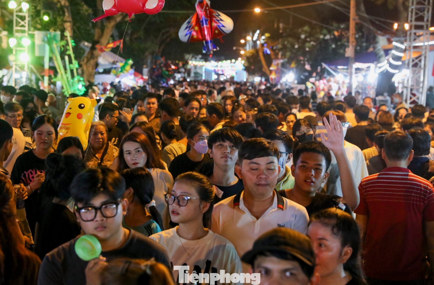 Tối 29/9 (tức Rằm tháng 8 Âm lịch), con đường Duyên Hải (thị trấn Cần Thạnh, huyện Cần Giờ) trở nên nhộn nhịp với hàng nghìn người đổ về trẩy hội Nghinh Ông.