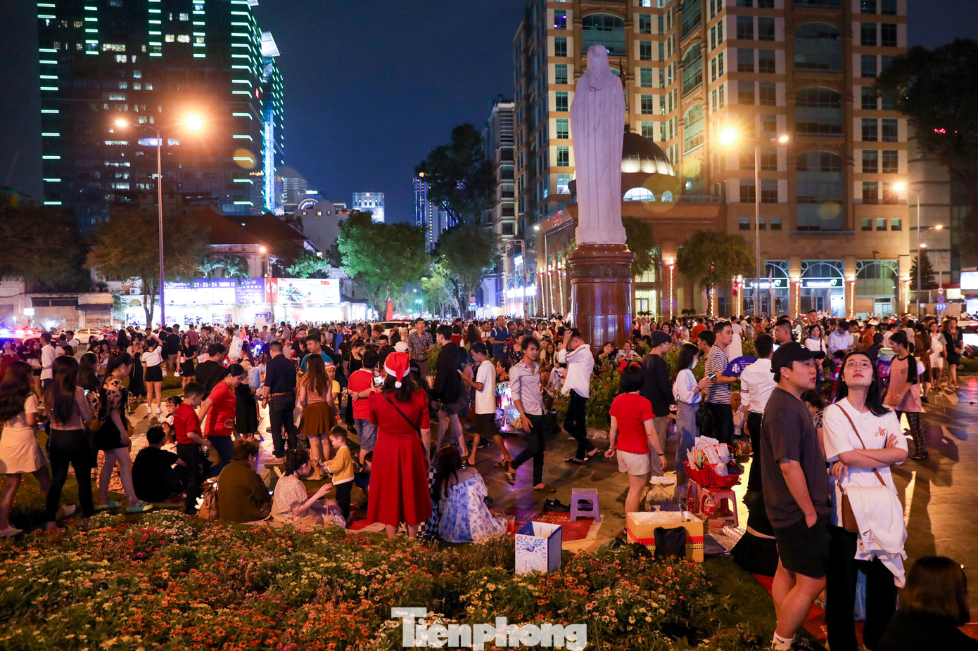 Tại khu vực nhà thờ Đức Bà, mặc dù còn vài giờ nữa mới đến thời khắc giáng sinh nhưng người dân đã đổ về rất đông khiến khuôn viên bên ngoài nhà thờ đông nghẹt.