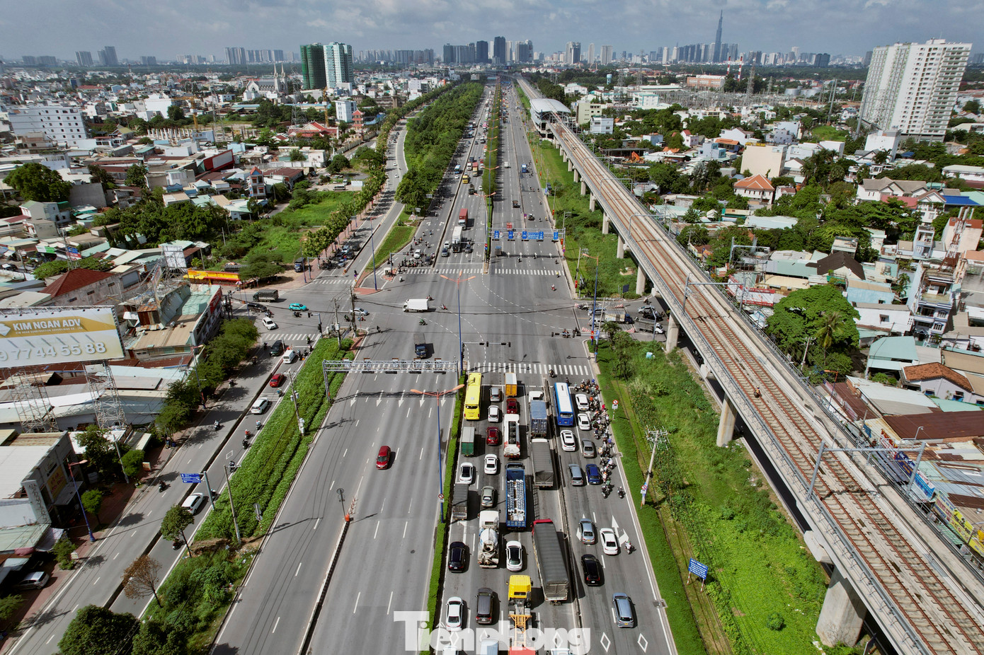 Lãnh đạo TPHCM đề nghị các ban, ngành rà soát, thống kê các doanh nghiệp, tổ chức, cá nhân hộ gia đình trên địa bàn 8 phường của thành phố Thủ Đức bị ảnh hưởng bởi việc đổi tên đường để hỗ trợ điều chỉnh và cập nhật các loại giấy tờ có liên quan, hạn chế thấp nhất việc gây xáo trộn ảnh hưởng đến đời sống người dân.