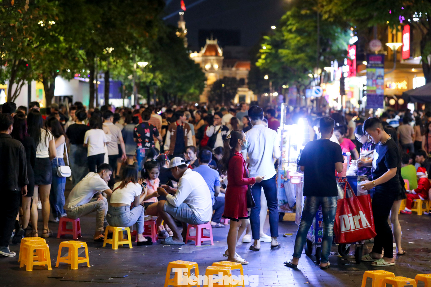 Buôn bán hàng rong nhộn nhịp trên nhiều tuyến đường.