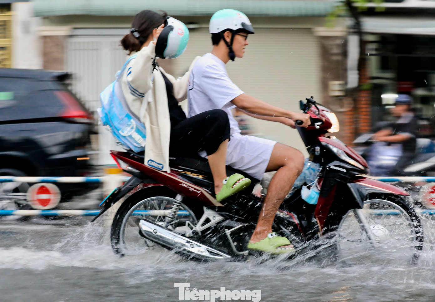 Đến gần 18h, lượng nước bắt đầu rút, người dân vội vã trở về sau khoảng thời gian đứng đợi.