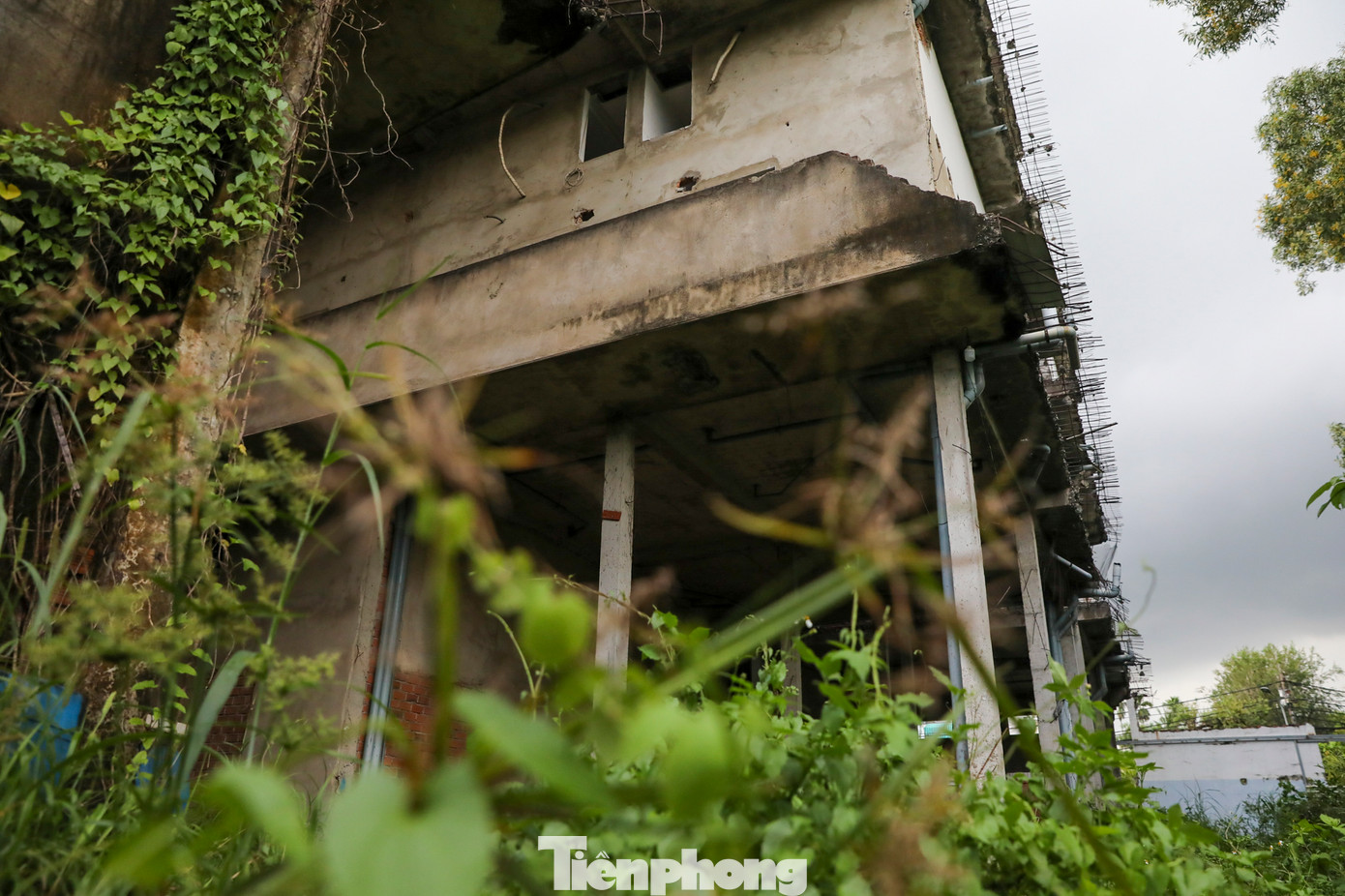 Năm 2020, chính quyền địa phương có chỉ đạo cưỡng chế tháo dỡ phần công trình vi phạm xây dựng nhưng sau đó chủ đầu tư xin tự khắc phục.