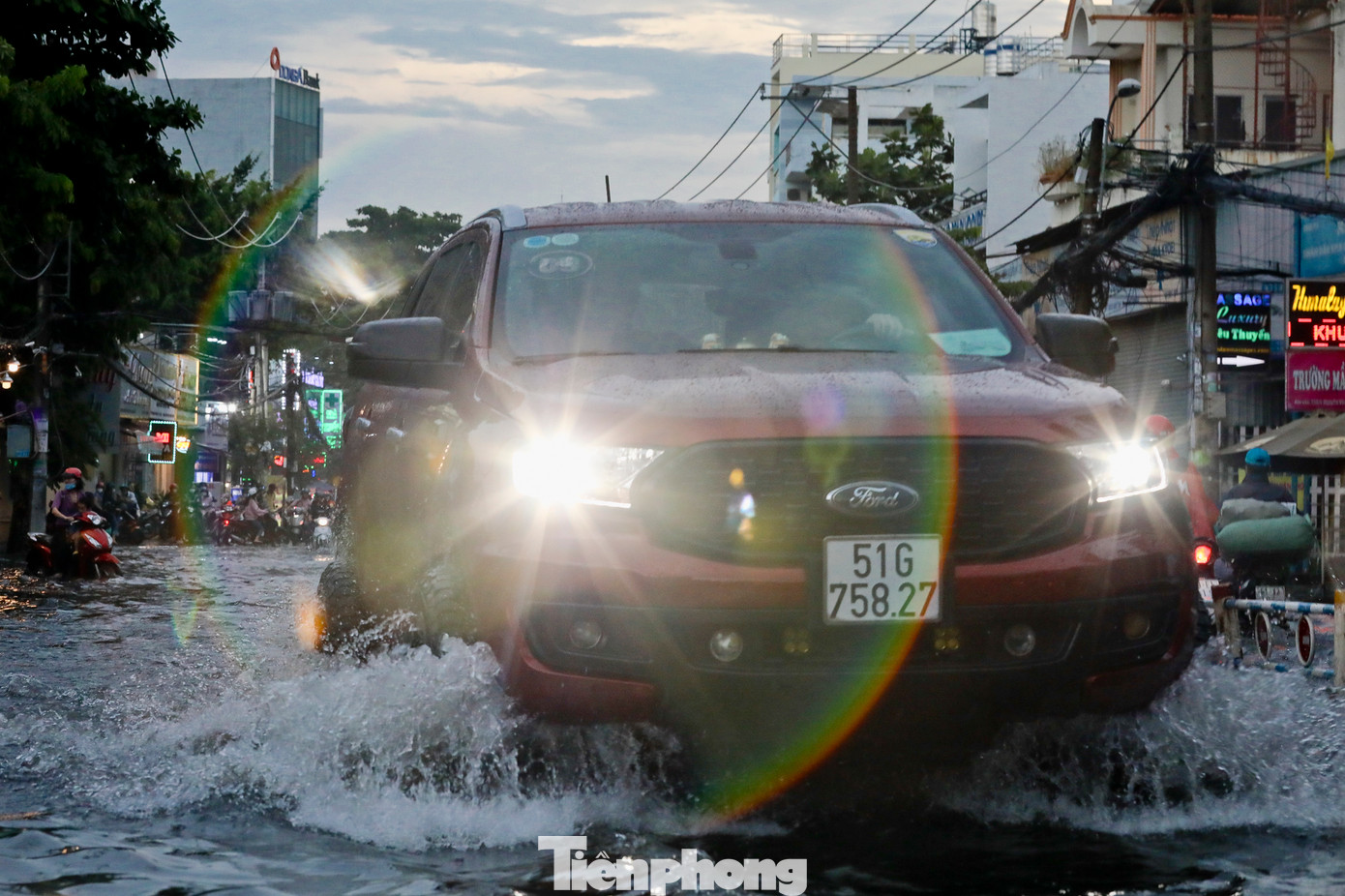 Cơ quan khí tượng cảnh báo mưa với cường độ lớn trong một thời gian ngắn gây ngập úng tại các khu đô thị. Trong mưa dông có khả năng xảy ra lốc, sét, mưa đá và gió giật mạnh.