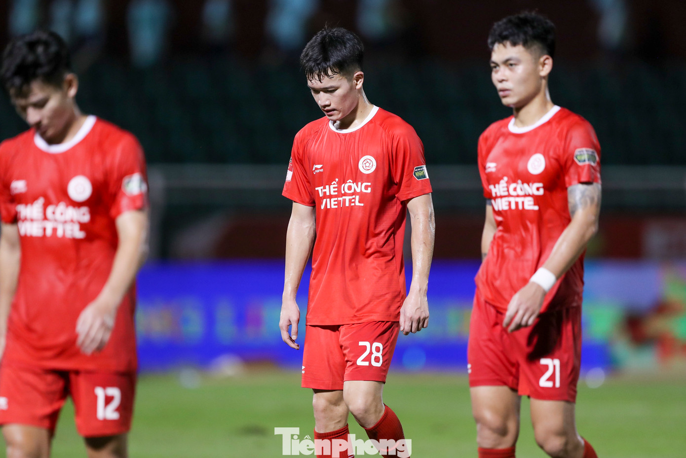 Hoàng Đức cùng các đồng đội có một trận đấu đáng quên trước CLB TPHCM, tiền vệ của tuyển Việt Nam không thể hiện được nhiều và tiếp tục đặt dấu hỏi về phong độ của mình. Hoàng Đức cùng các đồng đội có một trận đấu đáng quên trước CLB TPHCM, tiền vệ của tuyển Việt Nam không thể hiện được nhiều và tiếp tục đặt dấu hỏi về phong độ của mình.