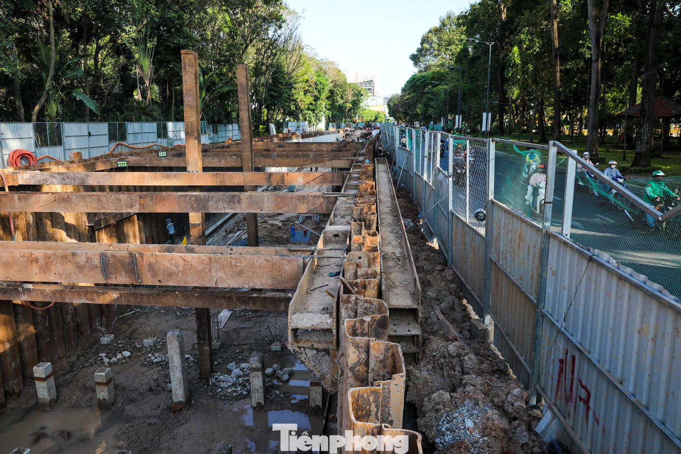 Ngay sát bên công trường thi công hầm chui, mỗi ngày hàng chục ngàn lượt phương tiện đổ vào trung tâm TPHCM. Trung tâm Quản lý điều hành giao thông đô thị TPHCM vừa đánh giá đường Cộng Hòa (quận Tân Bình) đang chịu áp lực quá tải 150% so với khả năng.