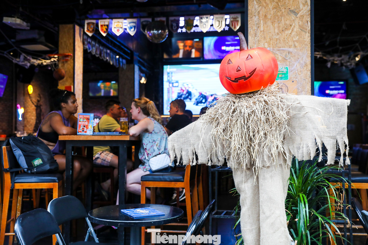 Trong những ngày diễn ra lễ hội, mọi người đua nhau trang trí những hình nộm: phù thủy, mèo đen, bí ngô lập lòe ma quái; hóa trang, mặt nạ, tạo hình nộm.