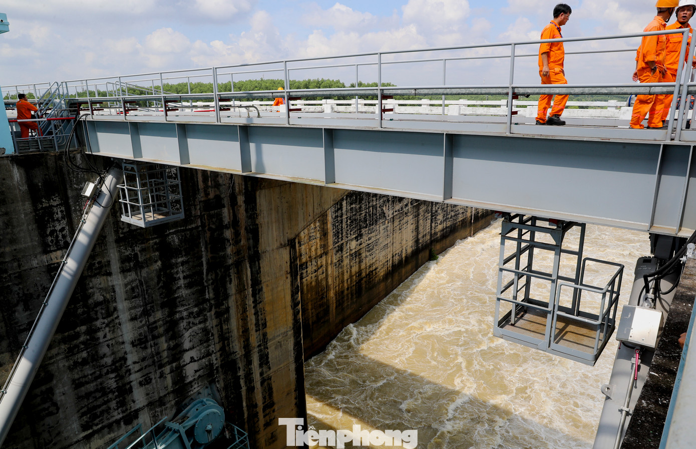 Hồ thủy điện Trị An là hồ thủy điện lớn nhất miền Nam, có diện tích mặt hồ rộng 323 km², dung tích chứa trên 2,7 tỷ m³, thuộc các huyện Vĩnh Cửu, Trảng Bom, Thống Nhất, Định Quán của tỉnh Đồng Nai.