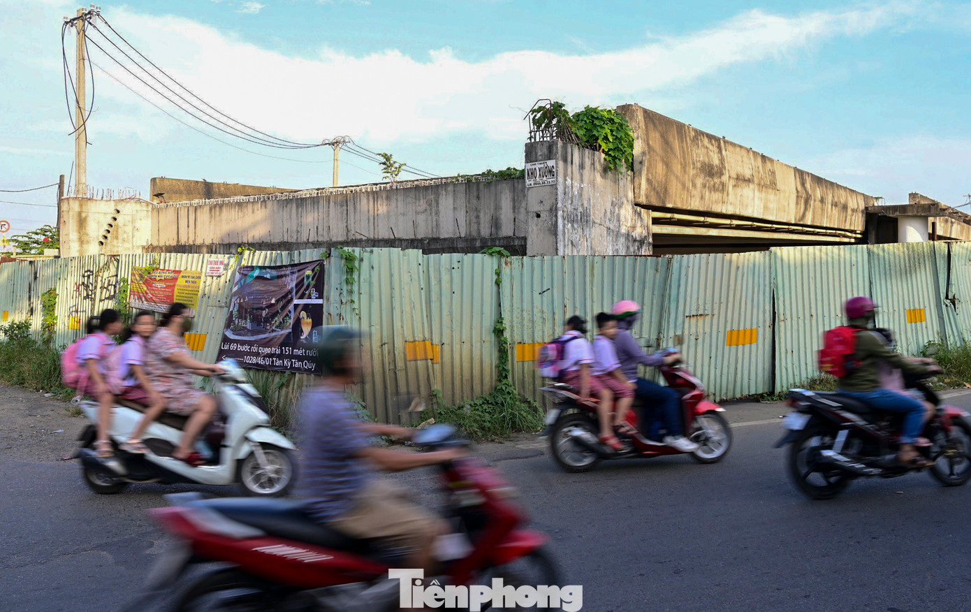 Công trình dựng hàng rào tôn quanh năm gây mất thẩm mỹ cảnh quan cũng như khiến việc kinh doanh của nhiều hộ gia đình tại đây gặp khó khăn.