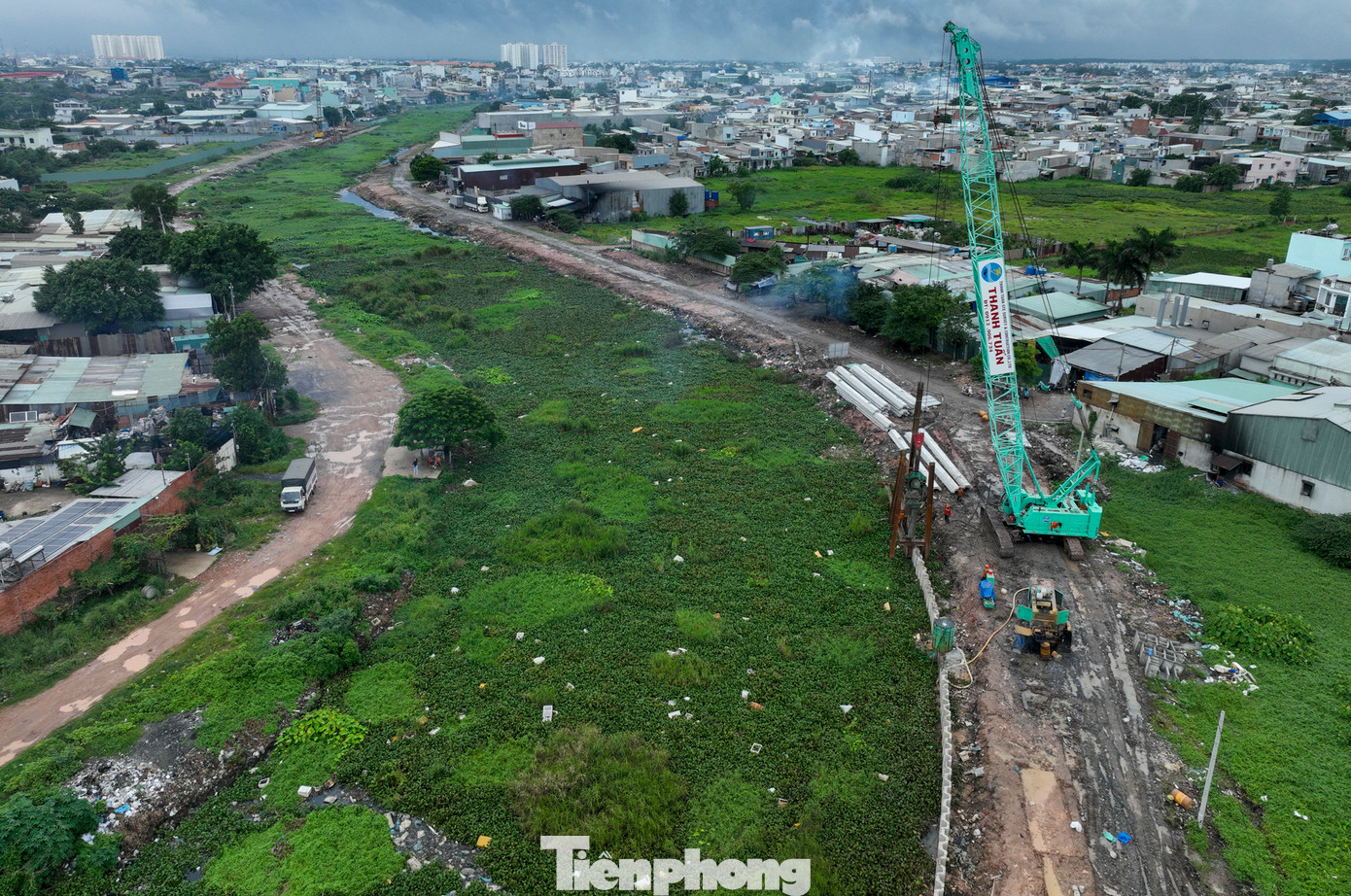 Kênh Tham Lương - Bến Cát - Rạch Nước Lên dài khoảng 31,5 km và là kênh dài nhất ở TPHCM. Sau khi chảy qua 7 quận huyện phía tây, kênh đổ nước vào sông Sài Gòn. Dự án Xây dựng hạ tầng và cải tạo môi trường kênh Tham Lương - Bến Cát - Rạch Nước Lên được thực hiện với mục tiêu thoát nước, chống ngập và giải quyết ô nhiễm, kết nối hạ tầng giao thông.