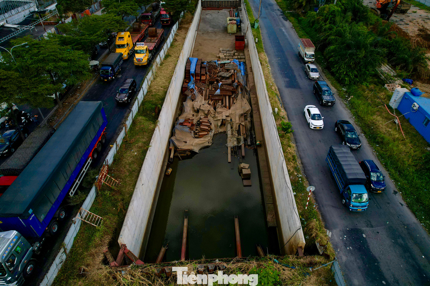 Dự án hầm chui Nguyễn Văn Linh - Nguyễn Hữu Thọ do Ban Quản lý dự án đầu tư xây dựng các công trình giao thông TPHCM làm chủ đầu tư. Dự án được khởi công từ tháng 4/2020 với tổng mức đầu tư hơn 830 tỉ đồng.