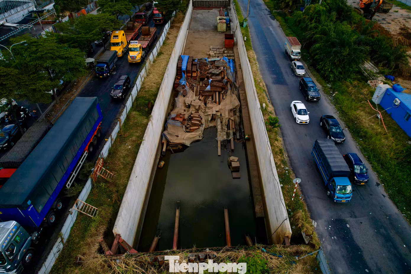 Hầm chui đang thi công bị ngập úng nước, sắt thép rỉ sét ngổn ngang trên công trường hầm chui trị giá 830 tỉ đồng này.