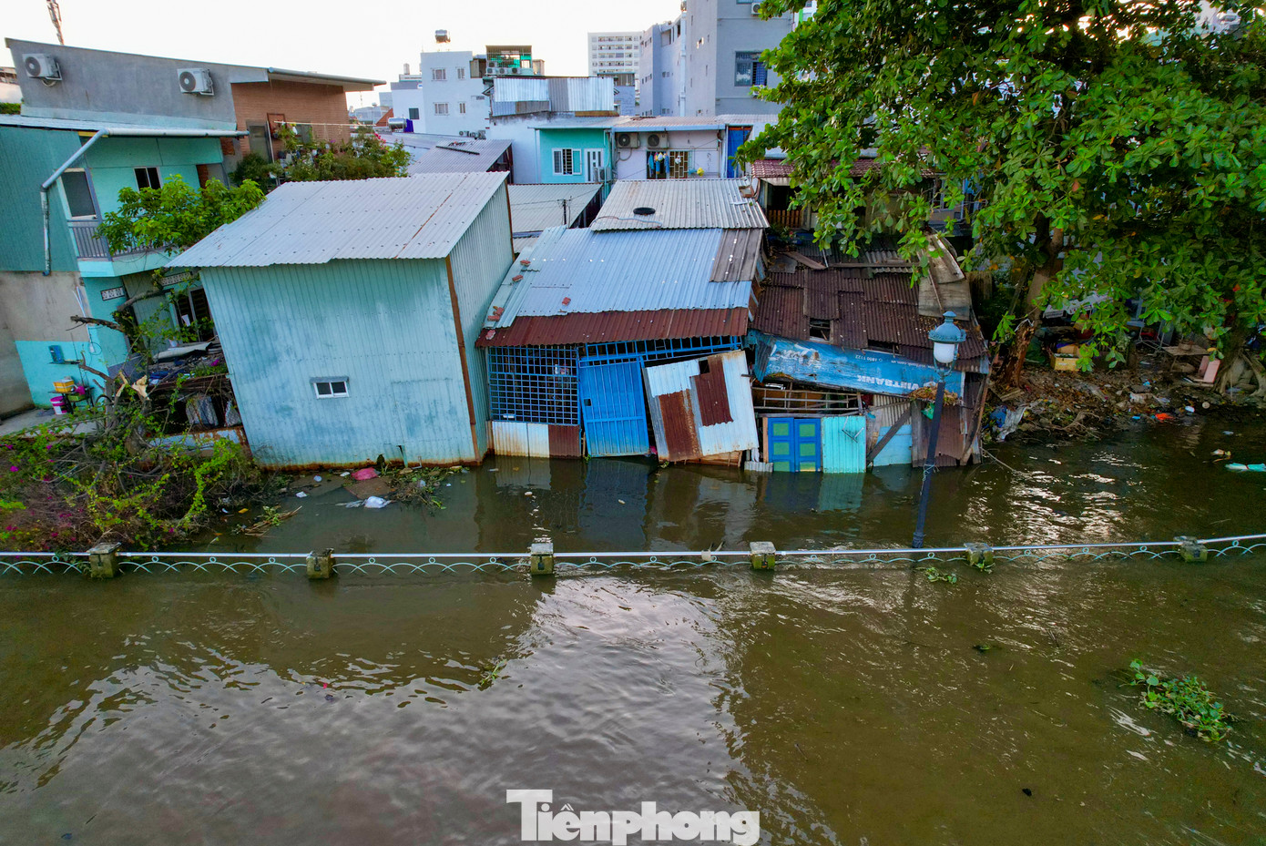 UBND quận Bình Thạnh đã tổ chức thực hiện việc di dời, tháo dỡ 15 hộ dân nằm trong phạm vi nguy cơ sạt lở nguy hiểm, hỗ trợ người dân khắc phục hậu quả thiên tai theo quy định. Đồng thời tiếp tục rào chắn khu vực sụt lún không cho người dân đi lại để đảm bảo an toàn. UBND quận Bình Thạnh đã tổ chức thực hiện việc di dời, tháo dỡ 15 hộ dân nằm trong phạm vi nguy cơ sạt lở nguy hiểm, hỗ trợ người dân khắc phục hậu quả thiên tai theo quy định. Đồng thời tiếp tục rào chắn khu vực sụt lún không cho người dân đi lại để đảm bảo an toàn.