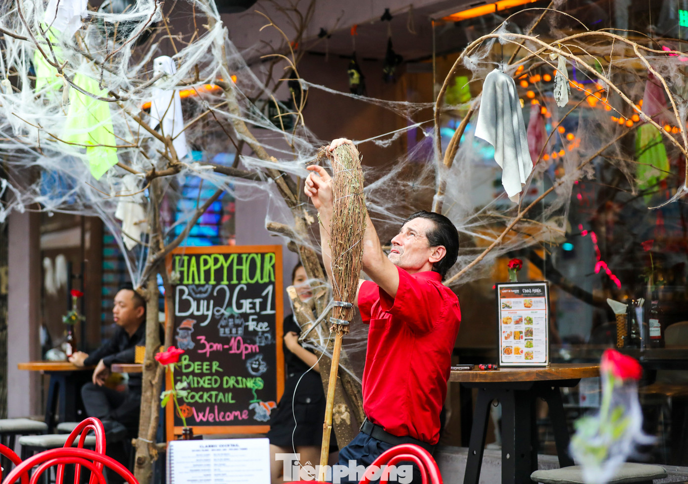 Quản lý một nhà hàng cẩn thận chỉnh sửa lại các tiểu cảnh trang trí trước khi đón khách đến vui chơi.