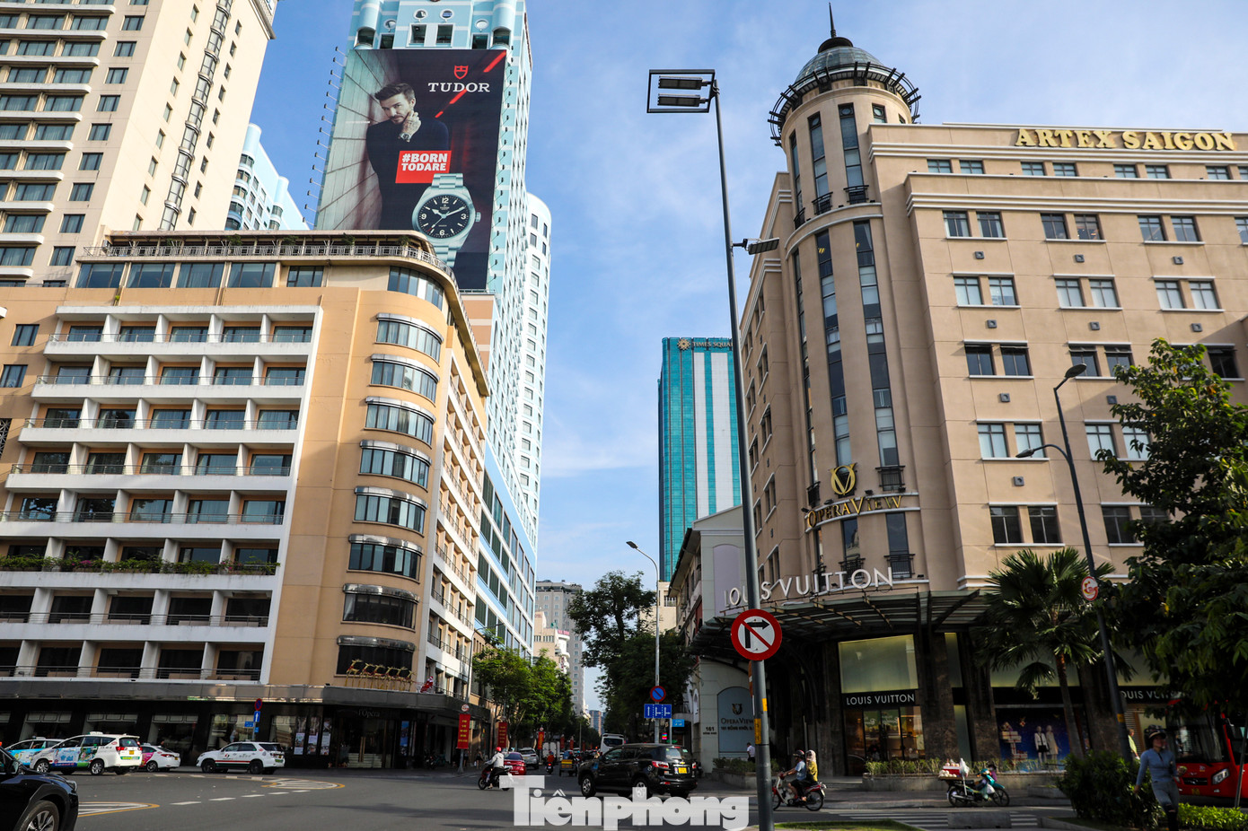 Đường Đồng Khởi là một trong những tuyến đường huyết mạch của trung tâm TPHCM. Đoạn đường này là tâm điểm với những hoạt động văn hóa đặc sắc vào các dịp lễ hội, là nơi người dân thành phố tìm đến vào mùa lễ Tết, Giáng sinh.