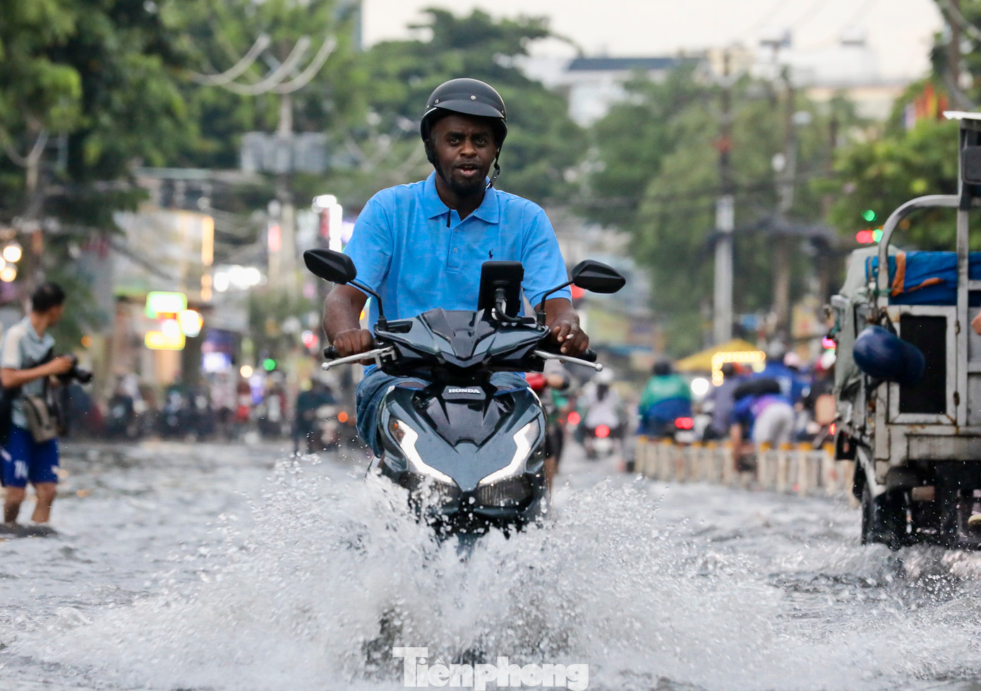 Nhiều người phải rất vất vả mới điều khiển được xe máy thoát ra được vùng ngập.