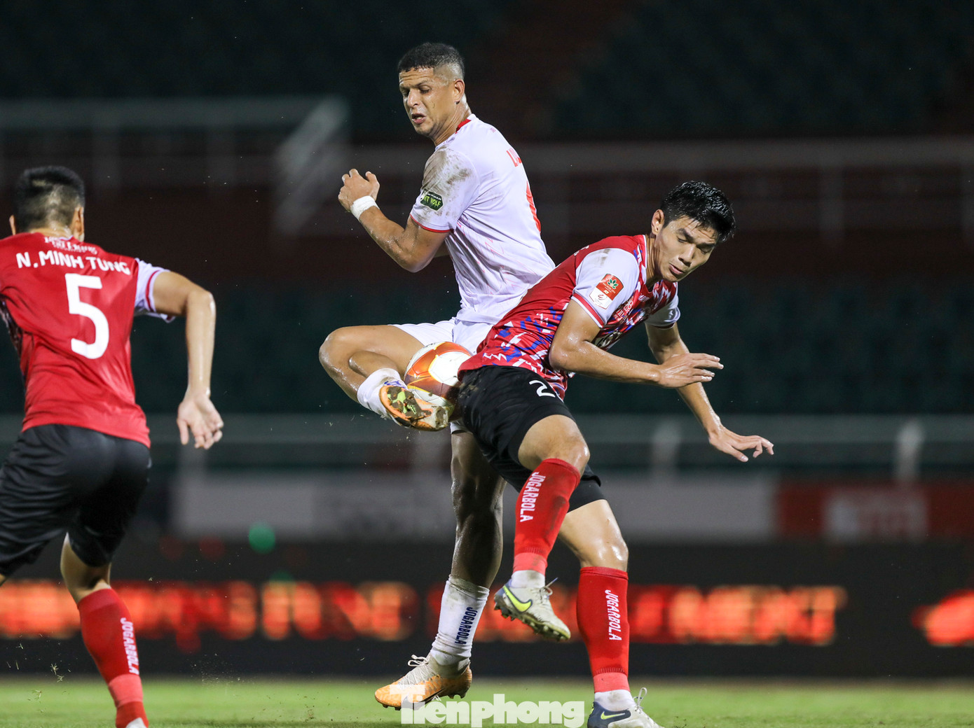 Bàn thắng bất ngờ khiến tinh thần các học trò của HLV Phùng Thanh Phương cực kỳ hưng phấn. Việc phải nhận bàn thua từ khá sớm buộc các cầu thủ Hải Phòng phải đẩy cao đội hình nhằm tìm lại thế cân bằng. Bàn thắng bất ngờ khiến tinh thần các học trò của HLV Phùng Thanh Phương cực kỳ hưng phấn. Việc phải nhận bàn thua từ khá sớm buộc các cầu thủ Hải Phòng phải đẩy cao đội hình nhằm tìm lại thế cân bằng.