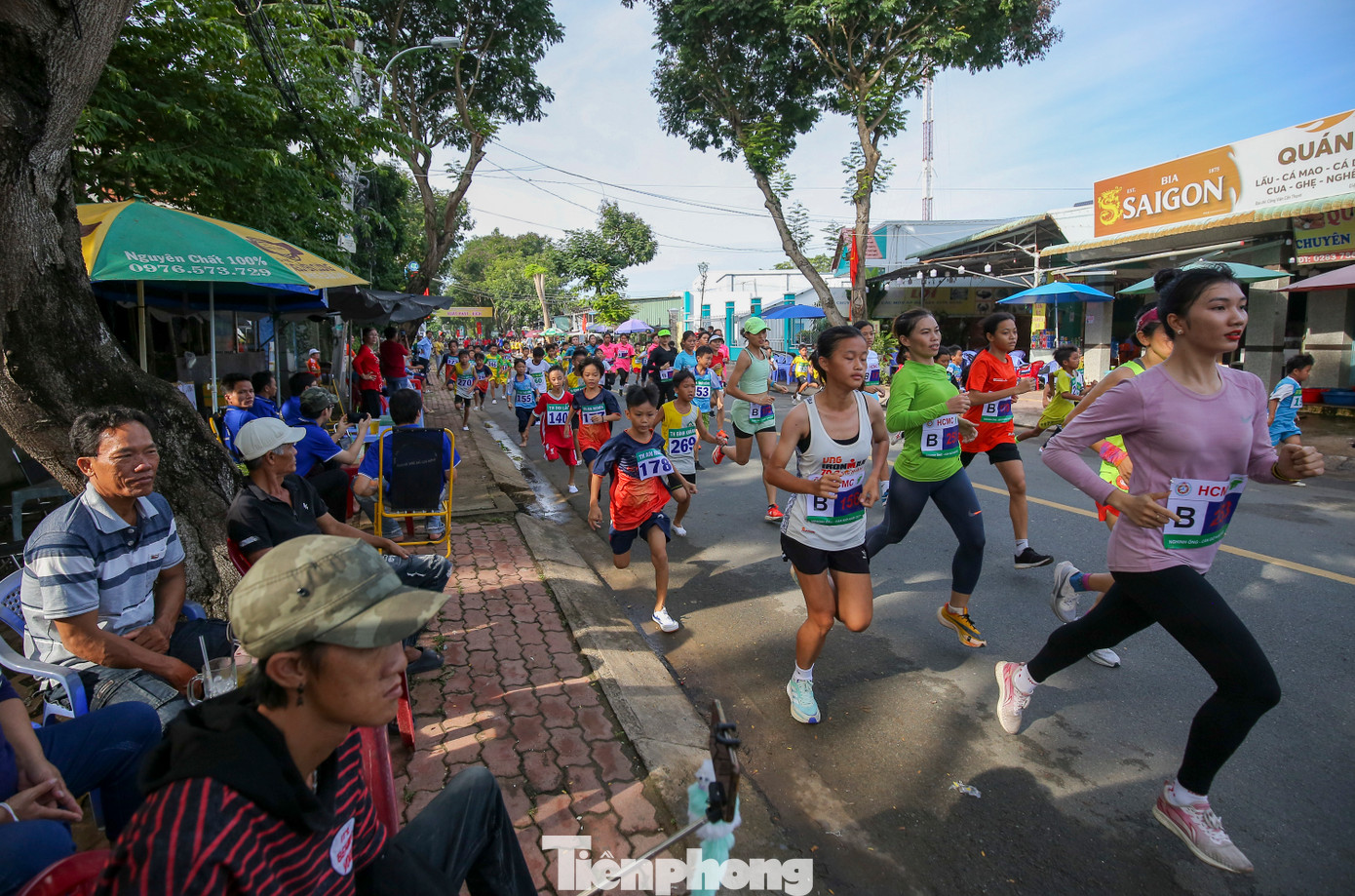 Hàng trăm vận động viên trẻ sôi nổi tranh tài ở giải Việt dã Hội khỏe Phù Đổng huyện Cần Giờ năm học 2023-2024.