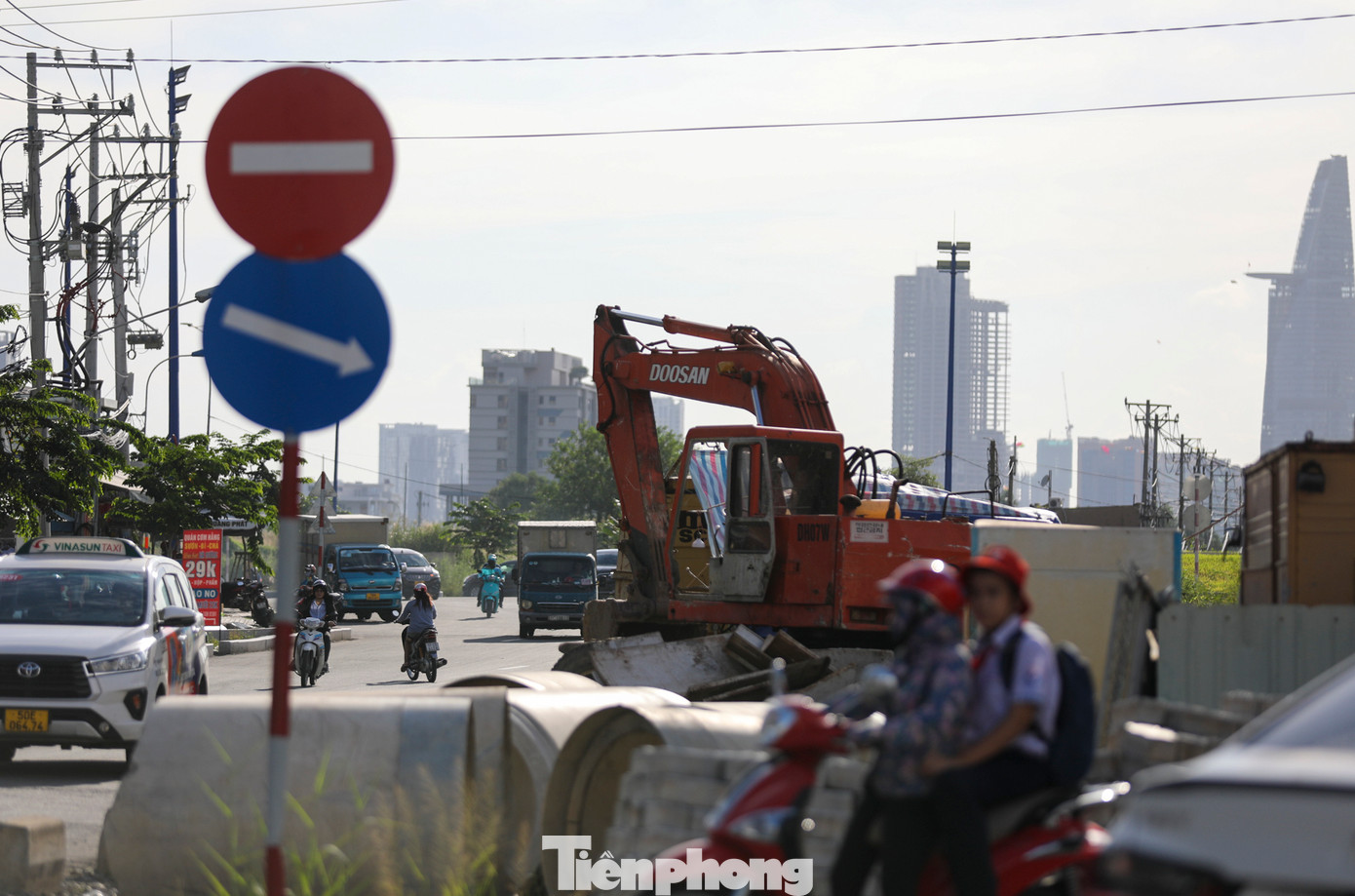 Tình trạng ùn tắc giao thông do &quot;lô cốt&quot; công trình đang gây nhiều khó khăn cho việc lưu thông của người dân trên tuyến đường này.