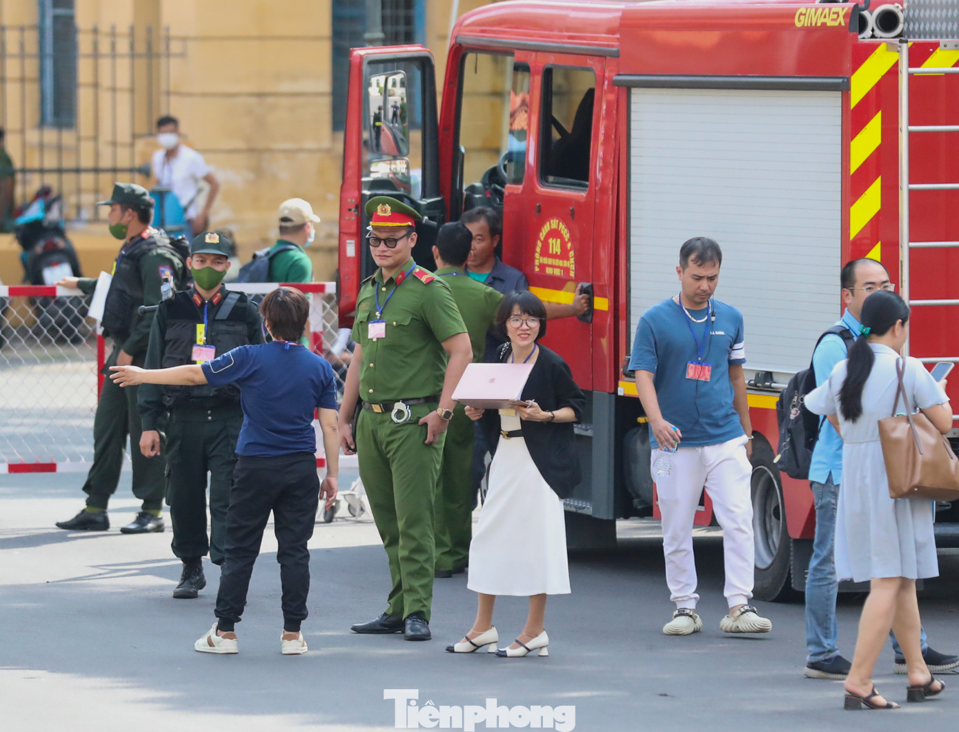 Khi phiên toà đang diễn ra, an ninh được siết chặt hơn khi những ai muốn đi ra ngoài đều không được quay trở lại toà. Mọi sóng điện thoại đều bị vô hiệu hoá hoàn toàn trong suốt quá trình diễn ra phiên toà.