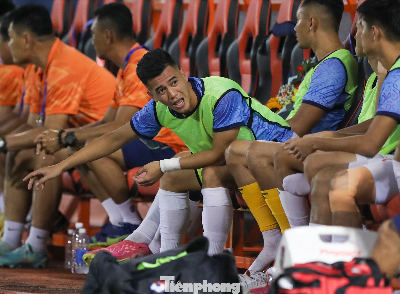 Trong trận tiếp đón CLB Hải Phòng trên sân nhà, Nguyễn Tiến Linh được HLV Lê Huỳnh Đức cất trên băng ghế dự bị để dưỡng sức cho những toan tính ở thời khắc quyết định của trận đấu.