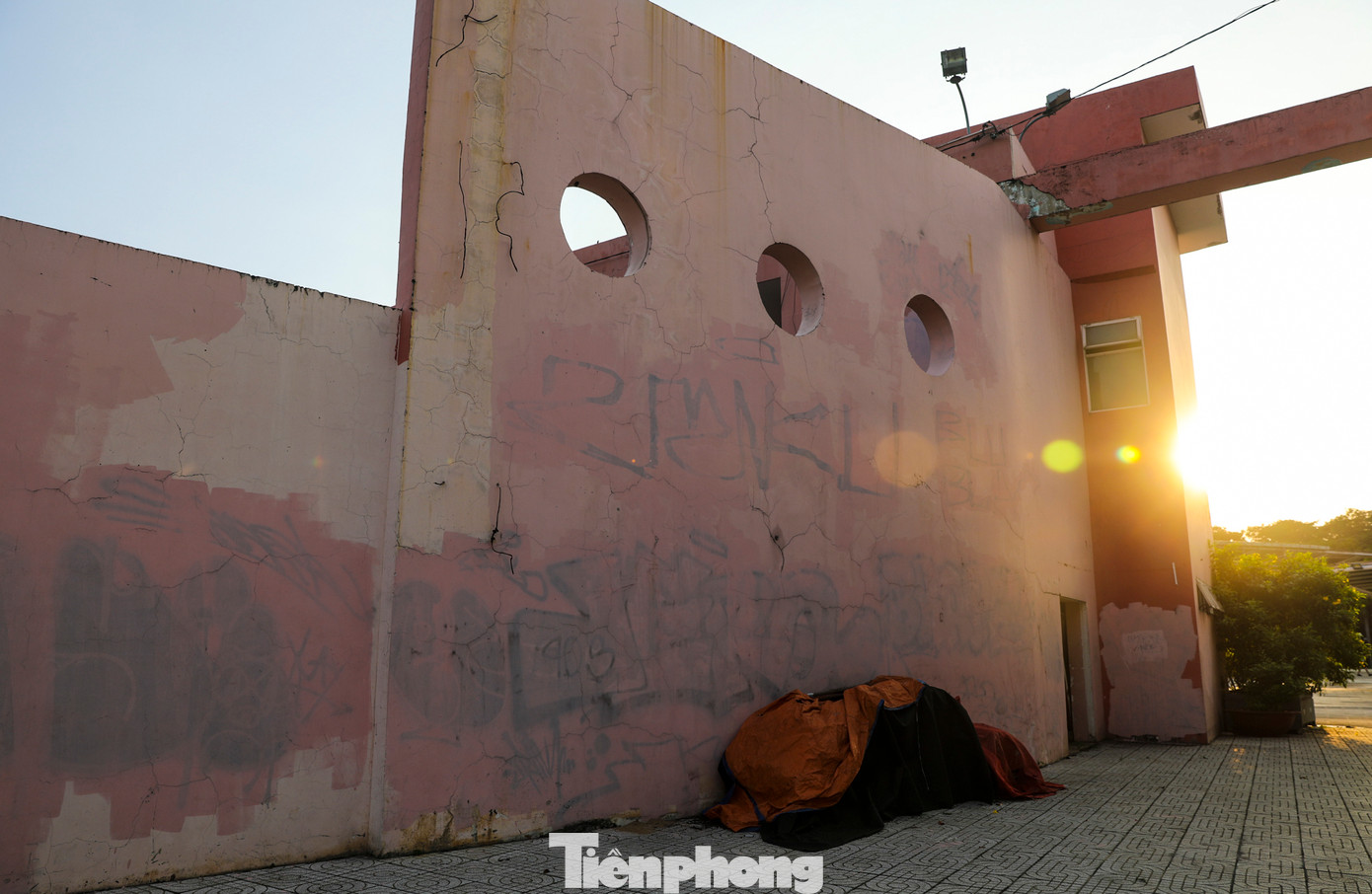 Hành lang hoen gỉ, tường bong tróc và ố màu do thời gian bỏ lâu.