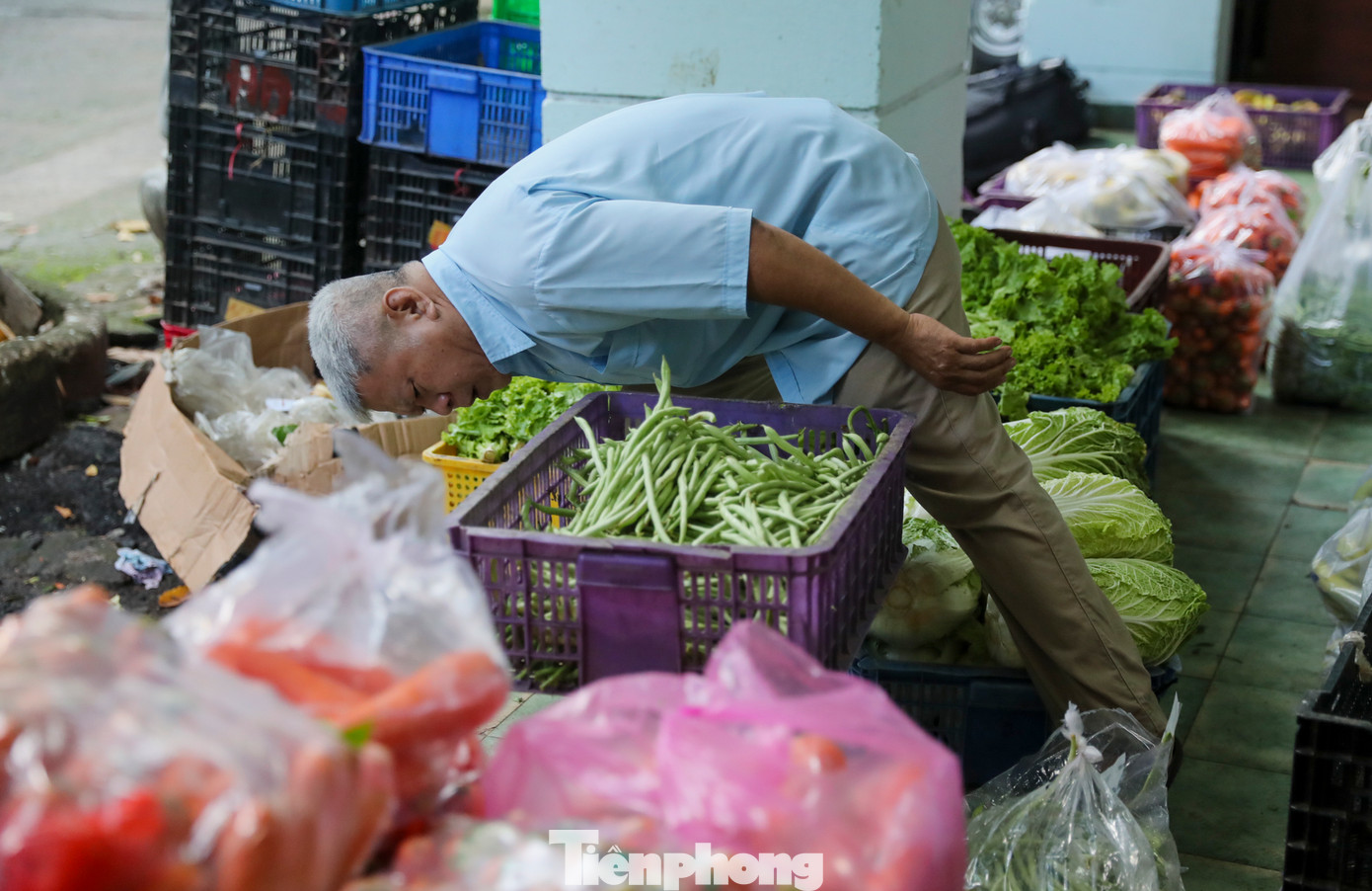 Hàng ngày, Tổ chế biến thực phẩm nhận trung bình 5 tấn thức ăn và được phân bổ cho các chuồng đúng số lượng không dư cũng không thiếu dù chỉ vài trăm gram. Ông Nê giải thích nếu chuồng này nhận dư thì chắc chắn chuồng kia sẽ thiếu, vì thế ông cùng nhân viên phải hết sức cẩn thận trong khâu cân đo đong đếm thực phẩm trước khi giao cho từng chuồng.