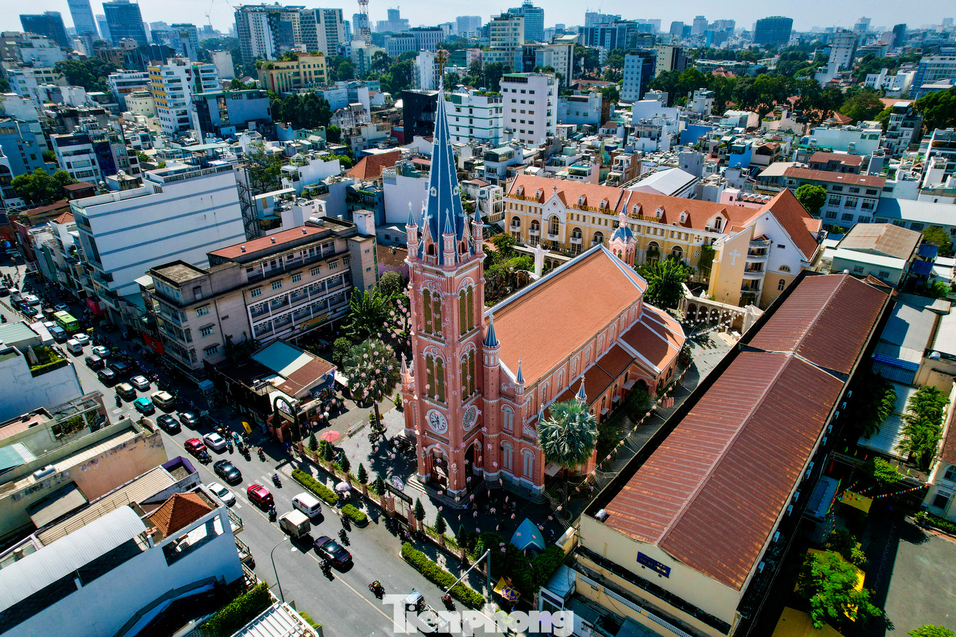 Nhìn từ trên cao, nhà thờ Tân Định nổi bật giữa khu dân cư đông đúc. Nhà thờ này được xem là công trình kiến trúc tôn giáo màu hồng duy nhất ở TPHCM. Nhà thờ Tân Định mở cửa cho du khách tham quan vào tất cả các ngày trong tuần, từ 8h đến 17h với ngày thường và 9h-16h vào hai ngày cuối tuần.