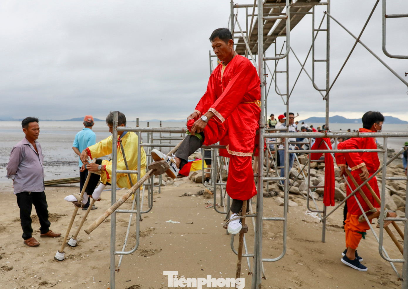 Nhiều cầu thủ chia sẻ sử dụng cà kheo để đá bóng rất khó. Khi đá trên bãi biển độ khó càng tăng lên vì cát lún và đau chân. Nhiều cầu thủ chia sẻ sử dụng cà kheo để đá bóng rất khó. Khi đá trên bãi biển độ khó càng tăng lên vì cát lún và đau chân.