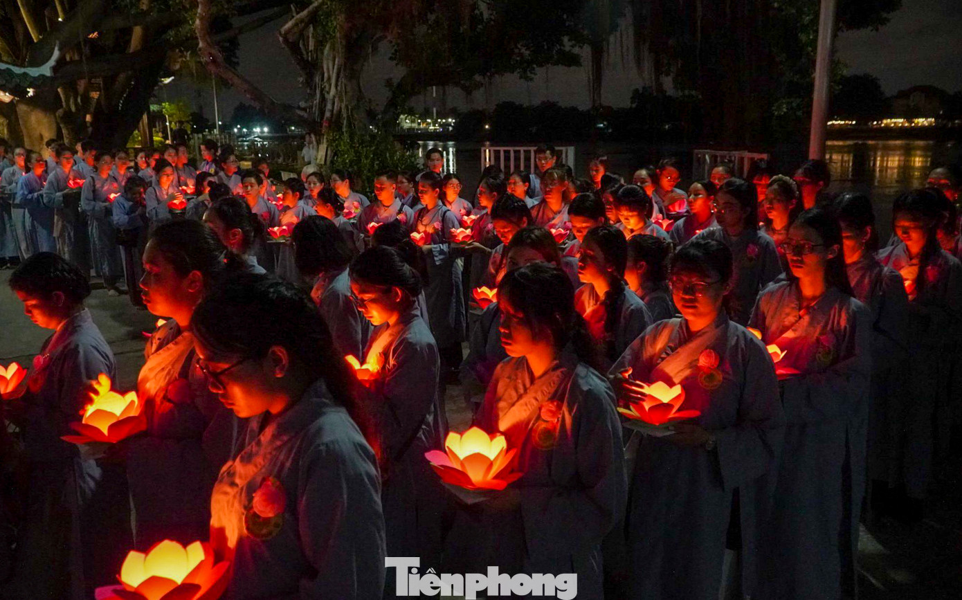 Như thường lệ hằng năm, đại lễ Vu Lan chùa Diệu Pháp năm nay gây ấn tượng bởi đêm hội hoa đăng được hứa hẹn sẽ cực kì hoành tráng do có sự tham gia của nhiều người.