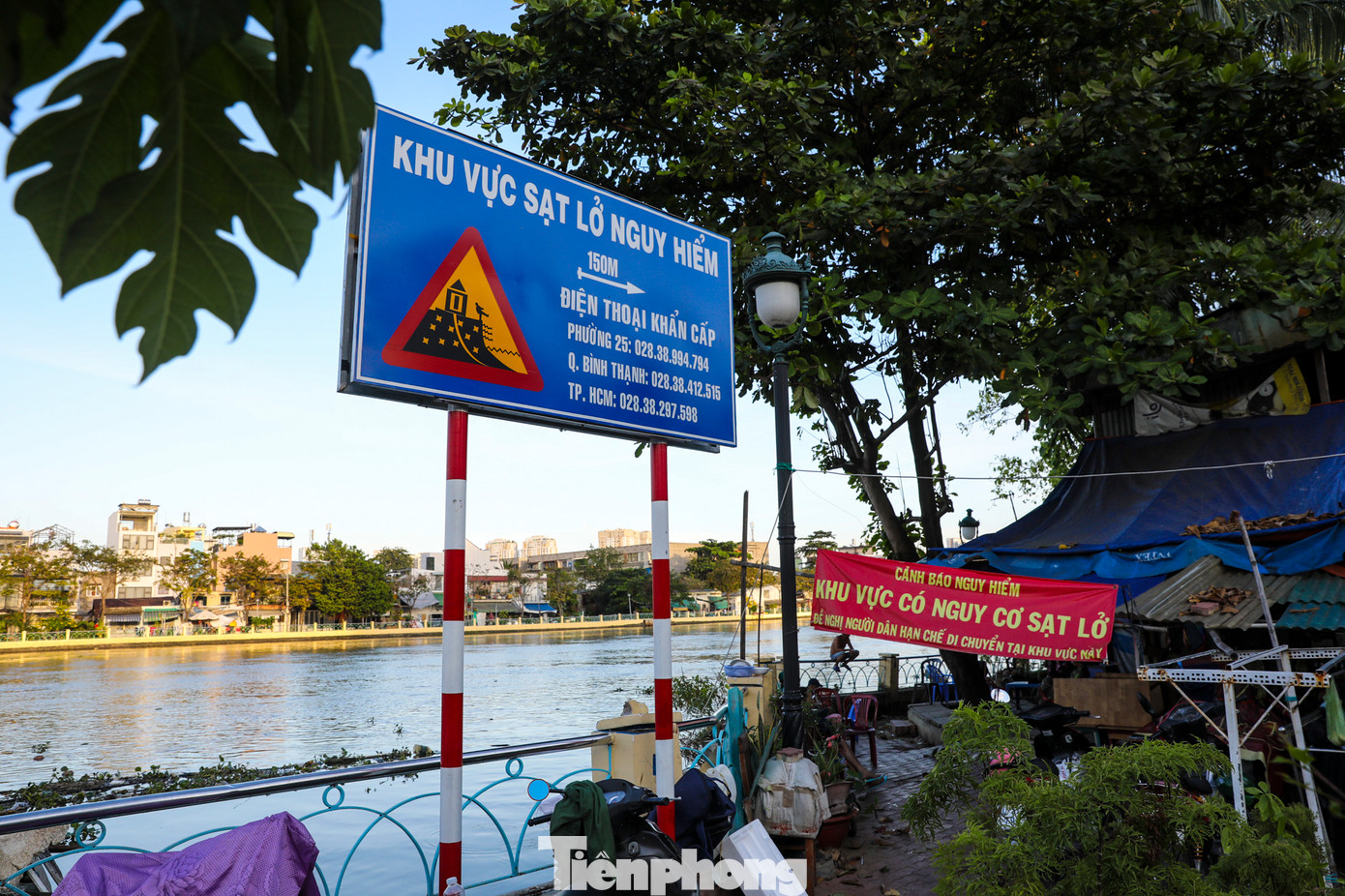 Chính quyền địa phương đã lắp bảng cảnh báo khu vực nguy hiểm và bố trí lực lượng bảo vệ dân phố túc trực tại khu vực. Chính quyền địa phương đã lắp bảng cảnh báo khu vực nguy hiểm và bố trí lực lượng bảo vệ dân phố túc trực tại khu vực.