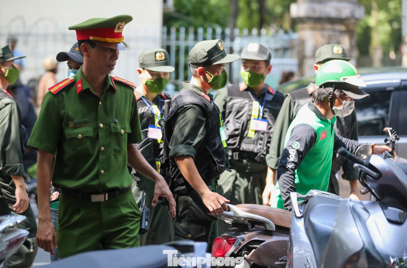 Những người cố tình đứng livetream phía trước phiên toà đều bị cơ quan chức năng nhắc nhở và yêu cầu giải tán.