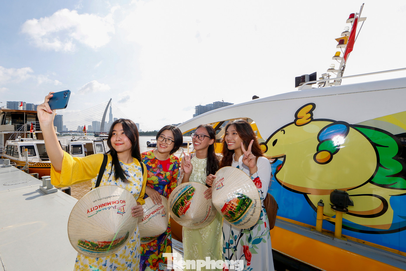 Chủ tịch UBND TP HCM kỳ vọng chương trình sẽ lan tỏa niềm tự hào và tình yêu dành cho TPHCM cũng như truyền cảm hứng du lịch và khám phá điểm đến thành phố tới du khách trong nước và quốc tế. Chủ tịch UBND TP HCM kỳ vọng chương trình sẽ lan tỏa niềm tự hào và tình yêu dành cho TPHCM cũng như truyền cảm hứng du lịch và khám phá điểm đến thành phố tới du khách trong nước và quốc tế.